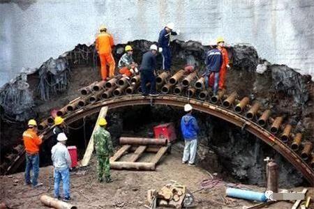新城隧道钢花管支护案例